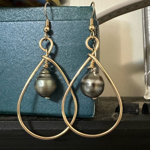 Jewelry - 14k Goldfill earrings with authentic Tahitian pearls